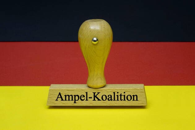 Stempel und Ampel-Koalition Stempel und Ampel-Koalition, 04.10.2021, Borkwalde, Brandenburg, Auf einer Deutschlandfahne steht ein Stempel mit dem Schriftzug Ampel-Koalition.