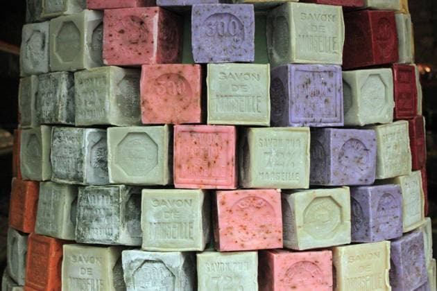  Seife, Seifenladen, Le Panier, Marseille, Frankreich, Europa *** Soap, Soap shop, Le Panier, Marseille, France, Europe Copyright: imageBROKER/G.xThielmann ibltge05417650.jpg