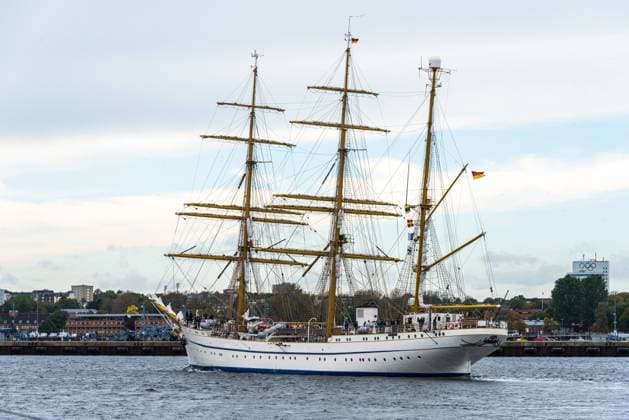 Kiel, 4. Oktober 2021, Marinestützpunkt Kiel-Wik. Willkommen zu Hause! Segelschulschiff Gorch Fock kehrt zurück in den Heimathafen Kiel. Großer Empfang mit Salutschüssen zur Heimkehr der Gorch Fock. *** Kiel, 4 October 2021, Naval Base Kiel Wik Welcome home Sail training ship Gorch Fock returns to home port Kiel Grand reception with gun salutes to mark homecoming of Gorch Fock