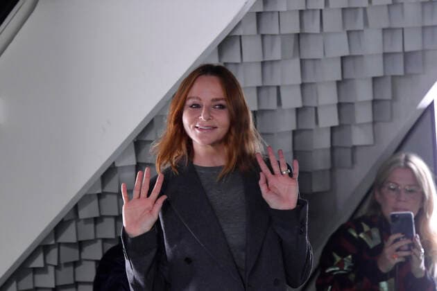 Entertainment Bilder des Tages . 04 10 2021. Paris, France. Designer Stella McCartney at the end of her show at Paris Fashion Week for Spring Summer 2022 .  xi-Imagesx IIM-22648-0162