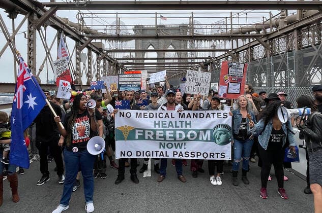 News Bilder des Tages NEW YORK, NY - OCTOBER 4: view of the Teachers March Against Vaccine Mandate at the Brooklyn Bridge in New York City on October 4, 2021. Copyright: xRainmakerxPhotox