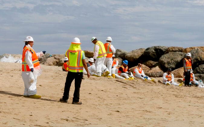 October 4, 2021, Huntington Beach, California, USA: October 4th 2021, Huntington Beach, California, USA: Environmental volunteers continue cleanup oil and residue that has washed ashore at Bolsa Chica State Beach and the Bolsa Chica Wetlands. The pipeline oil spill has resulted in beach closures along a twenty mile stretch of Orange County. Huntington Beach USA - ZUMAl167 20211004_znp_l167_002 Copyright: xRonxLyonx