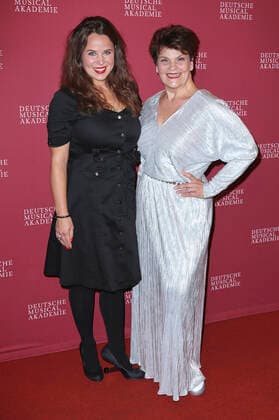Julia Gamez Martin und Gayle Tufts bei der Verleihung des Deutschen Musical Theater Preises 2020 21 in Schmidts Tivoli. Hamburg, 04.10.2021
