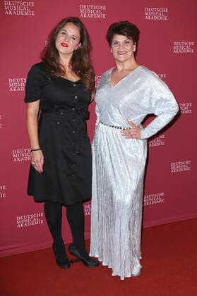 Julia Gamez Martin und Gayle Tufts bei der Verleihung des Deutschen Musical Theater Preises 2020 21 in Schmidts Tivoli. Hamburg, 04.10.2021