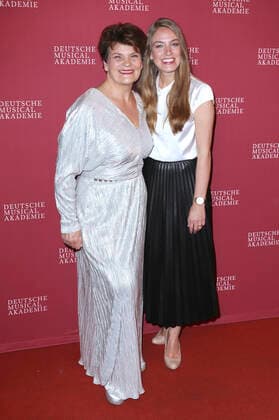Gayle Tufts und Tessa Aust bei der Verleihung des Deutschen Musical Theater Preises 2020 21 in Schmidts Tivoli. Hamburg, 04.10.2021