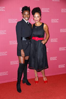 Kerry Jean und Dionne Wudu bei der Ankunft zur Deutscher Musical Theater Preis Verleihung am 4.10.2021 in Hamburg Der Deutsche Musical Theater Preis 2021 in Hamburg