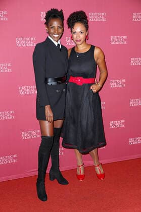 Kerry Jean und Dionne Wudu bei der Ankunft zur Deutscher Musical Theater Preis Verleihung am 4.10.2021 in Hamburg Der Deutsche Musical Theater Preis 2021 in Hamburg