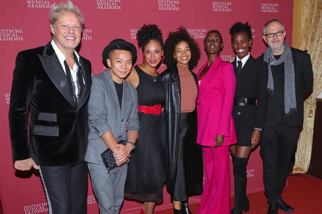 Uwe Fahrenkrog-Petersen und Waris Dirie mit dem Das Cast von Wüstenblume bei der Verleihung des Deutschen Musical Theater Preises 2020 21 in Schmidts Tivoli. Hamburg, 04.10.2021