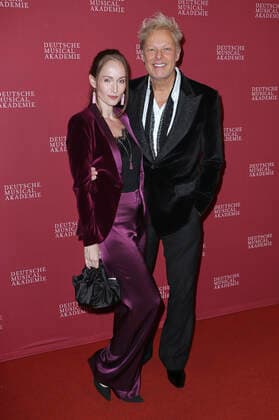 Uwe Fahrenkrog-Petersen mit Ehefrau Christin Fahrenkrog-Petersen bei der Verleihung des Deutschen Musical Theater Preises 2020 21 in Schmidts Tivoli. Hamburg, 04.10.2021