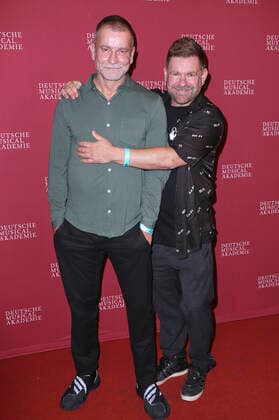 Ulf Leo Sommer und Peter Plate bei der Verleihung des Deutschen Musical Theater Preises 2020 21 in Schmidts Tivoli. Hamburg, 04.10.2021
