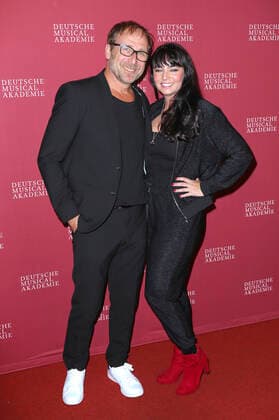 Frank Ramond und Sarah Textor bei der Verleihung des Deutschen Musical Theater Preises 2020 21 in Schmidts Tivoli. Hamburg, 04.10.2021