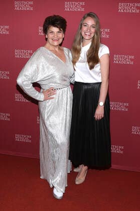 Gayle Tufts und Tessa Aust bei der Verleihung des Deutschen Musical Theater Preises 2020 21 in Schmidts Tivoli. Hamburg, 04.10.2021