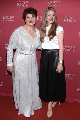 Gayle Tufts und Tessa Aust bei der Verleihung des Deutschen Musical Theater Preises 2020 21 in Schmidts Tivoli. Hamburg, 04.10.2021