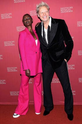 Waris Dirie und Uwe Fahrenkrog-Petersen bei der Verleihung des Deutschen Musical Theater Preises 2020 21 in Schmidts Tivoli. Hamburg, 04.10.2021