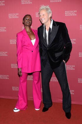 Waris Dirie und Uwe Fahrenkrog-Petersen bei der Verleihung des Deutschen Musical Theater Preises 2020 21 in Schmidts Tivoli. Hamburg, 04.10.2021