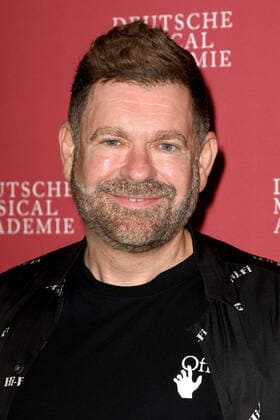 Peter Plate bei der Ankunft zur Deutscher Musical Theater Preis Verleihung am 4.10.2021 in Hamburg Der Deutsche Musical Theater Preis 2021 in Hamburg