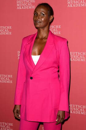 Waris Dirie bei der Ankunft zur Deutscher Musical Theater Preis Verleihung am 4.10.2021 in Hamburg Der Deutsche Musical Theater Preis 2021 in Hamburg