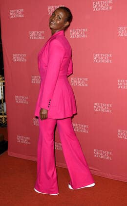 Waris Dirie bei der Ankunft zur Deutscher Musical Theater Preis Verleihung am 4.10.2021 in Hamburg Der Deutsche Musical Theater Preis 2021 in Hamburg