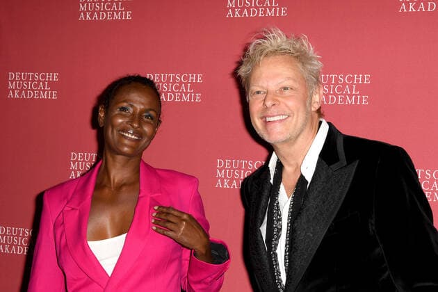 Waris Dirie und Uwe Fahrenkrog-Petersen bei der Ankunft zur Deutscher Musical Theater Preis Verleihung am 4.10.2021 in Hamburg Der Deutsche Musical Theater Preis 2021 in Hamburg