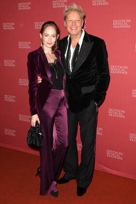 Uwe Fahrenkrog-Petersen und seine Ehefrau Christin Fahrenkrog-Petersen bei der Ankunft zur Deutscher Musical Theater Preis Verleihung am 4.10.2021 in Hamburg Der Deutsche Musical Theater Preis 2021 in Hamburg