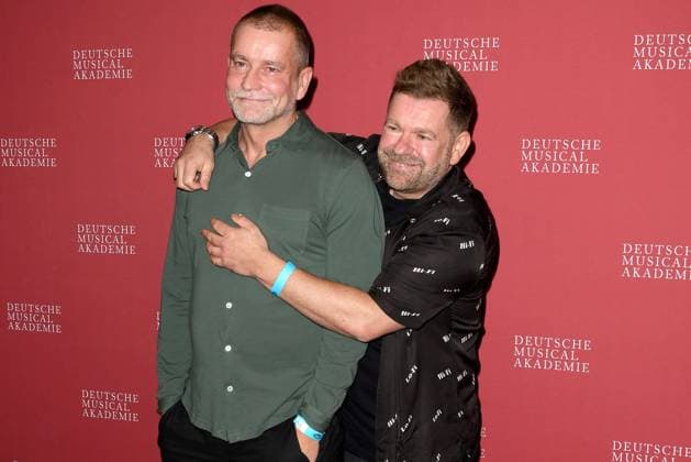 Ulf Leo Sommer und Peter Plate bei der Ankunft zur Deutscher Musical Theater Preis Verleihung am 4.10.2021 in Hamburg Der Deutsche Musical Theater Preis 2021 in Hamburg