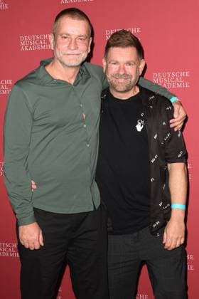 Ulf Leo Sommer und Peter Plate bei der Ankunft zur Deutscher Musical Theater Preis Verleihung am 4.10.2021 in Hamburg Der Deutsche Musical Theater Preis 2021 in Hamburg