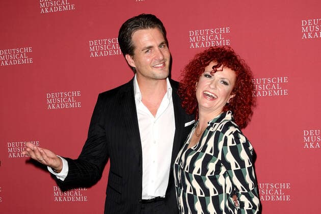Alexander Klaws und Lucy Diakovska bei der Ankunft zur Deutscher Musical Theater Preis Verleihung am 4.10.2021 in Hamburg Der Deutsche Musical Theater Preis 2021 in Hamburg