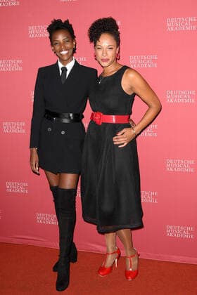 Kerry Jean und Dionne Wudu bei der Ankunft zur Deutscher Musical Theater Preis Verleihung am 4.10.2021 in Hamburg Der Deutsche Musical Theater Preis 2021 in Hamburg