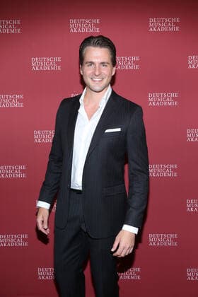 Hamburg, Deutschland 04. Oktober 2021: Alexander Klaws bei der Verleihung - Deutsche Musical Theater Preis 2020 21 - im Rahmen einer feierlichen Gala in Hamburg im Schmidts Tivoli. Schmidts Tivoli Hamburg Copyright: xFotostandx xMeyerx