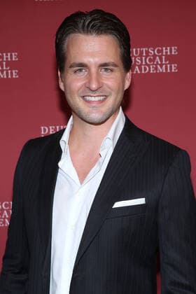 Hamburg, Deutschland 04. Oktober 2021: Alexander Klaws bei der Verleihung - Deutsche Musical Theater Preis 2020 21 - im Rahmen einer feierlichen Gala in Hamburg im Schmidts Tivoli. Schmidts Tivoli Hamburg Copyright: xFotostandx xMeyerx