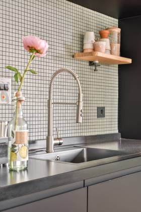 IMAGO Creative: Clickbait, Deko Ideen f?r Zuhause Detail of interior design of modern kitchen with faucet and sink installed into counter in stylish apartment CasaMedia_Ijburglaan1445_9.jpg Copyright: xCasaxMediax Model Released
