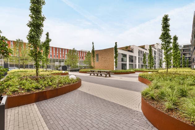 Contemporary residential building placed among green plants in rich district in city in daytime CasaMedia_Leemhorststraat107_20.jpg Copyright: xCasaxMediax Model Released