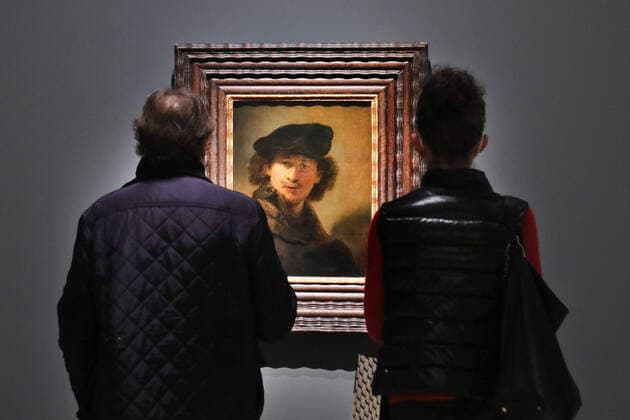 Bilder des Jahres 2021, Entertainment 10 Oktober Entertainment Themen der Woche KW40 Entertainment Bilder des Tages 05.10.2021, Frankfurt am Main, DEU, Die Ausstellung Nennt mich Rembrandt! Durchbruch in Amsterdam im Staedel Museum betrachtet erstmalig die Erfolgsgeschichte Rembrandts vom jungen, ambitionierten Künstler aus Leiden hin zum berühmten Meister in Amsterdam. 60 Kunstwerke Rembrandts treten dafür in einen Dialog mit Bildern anderer Künstler seiner Zeit Besucher betrachten das Selbstportrait *** 05 10 2021, Frankfurt am Main, DEU, The exhibition Nennt mich Rembrandt Durchbruch in Amsterdam (Call me Rembrandt Breakthrough in Amsterdam) at the Staedel Museum looks for the first time at Rembrandts success story from the young, ambitious artist from Leiden to the famous master in Amsterdam 60 works of art by Rembrandt enter into a dialog