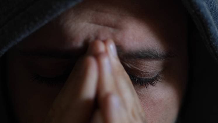 mann,verzweifelt,deprimiert,männer,männlich,verzweifeln,verzweiflung,depression,depressionen,depressiv,niedergeschlagen,niedergeschlagenheit *** man,desperate,depressed,guy,men,desperates,depresseds 1un-gi9 ,model released, Symbolfoto