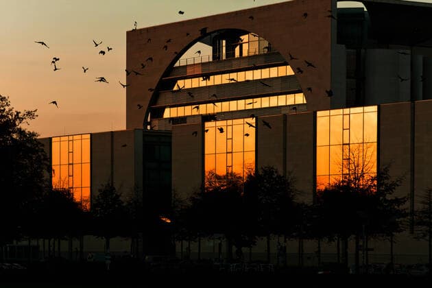IMAGO Creative: Dichotomien, Reflexionen - Architektur berlin,bundeskanzleramt,kanzleramt *** berlin,bundeskanzleramt,bundeskanzleramts frc-kxe