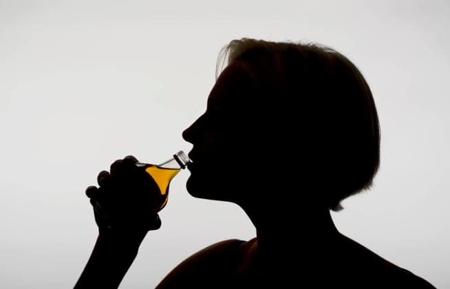 trinken,alkohol,anonyme alkoholiker,alkoholikerin,alkoholisch,anonymer alkoholiker,säuferin,trinkerin *** drinking,alcohol,alcoholics anonymous,alcoholic,to drink,alcohols mih-hdv ,model released, Symbolfoto
