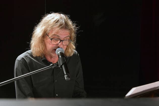 Ansurditäten aus der neuen schönen Welt: Mit einem anarchistischen Feuerwerk zur Erhellung der Absurditäten dieser neuen schönen Welt kommen Steffen Mensching & Hans-Eckardt Wenzel (Foto) als gemischtes Doppel mit Liedern und Texten - in einer musikalische Lesung - auf die Bühne des Großen Hauses im Theater Erfurt. Hier sind beide Künstler im Rahmen der 25. Erfurt Herbstlese zu Gast und lesen aus alten und neuen Texten - dazu bringen sie einige Lieder wieder zu Gehör., Erfurt Thüringen Deutschland Copyright: xUwe-JensxIgelx