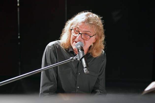Ansurditäten aus der neuen schönen Welt: Mit einem anarchistischen Feuerwerk zur Erhellung der Absurditäten dieser neuen schönen Welt kommen Steffen Mensching & Hans-Eckardt Wenzel (Foto) als gemischtes Doppel mit Liedern und Texten - in einer musikalische Lesung - auf die Bühne des Großen Hauses im Theater Erfurt. Hier sind beide Künstler im Rahmen der 25. Erfurt Herbstlese zu Gast und lesen aus alten und neuen Texten - dazu bringen sie einige Lieder wieder zu Gehör., Erfurt Thüringen Deutschland Copyright: xUwe-JensxIgelx