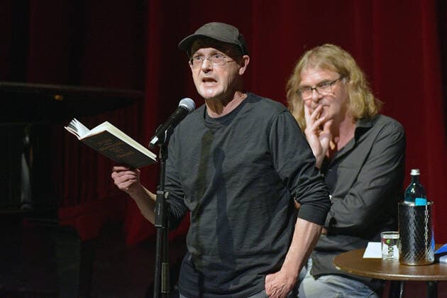 Ansurditäten aus der neuen schönen Welt: Mit einem anarchistischen Feuerwerk zur Erhellung der Absurditäten dieser neuen schönen Welt kommen Steffen Mensching & Hans-Eckardt Wenzel (re.) als gemischtes Doppel mit Liedern und Texten - in einer musikalische Lesung - auf die Bühne des Großen Hauses im Theater Erfurt. Hier sind beide Künstler im Rahmen der 25. Erfurt Herbstlese zu Gast und lesen aus alten und neuen Texten - dazu bringen sie einige Lieder wieder zu Gehör., Erfurt Thüringen Deutschland Copyright: xUwe-JensxIgelx