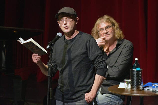 Ansurditäten aus der neuen schönen Welt: Mit einem anarchistischen Feuerwerk zur Erhellung der Absurditäten dieser neuen schönen Welt kommen Steffen Mensching & Hans-Eckardt Wenzel (re.) als gemischtes Doppel mit Liedern und Texten - in einer musikalische Lesung - auf die Bühne des Großen Hauses im Theater Erfurt. Hier sind beide Künstler im Rahmen der 25. Erfurt Herbstlese zu Gast und lesen aus alten und neuen Texten - dazu bringen sie einige Lieder wieder zu Gehör., Erfurt Thüringen Deutschland Copyright: xUwe-JensxIgelx