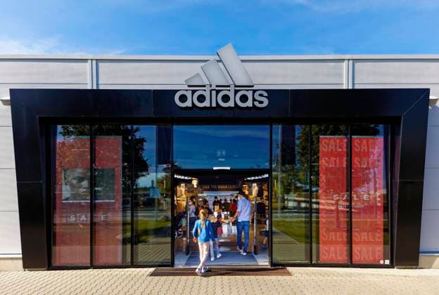 Kunden betreten Adidas Brand Store, Outlet, Adidas AG, Herzogenaurach, Mittelfranken, Franken, Bayern, Deutschland, Europa Copyright: imageBROKER NorbertxProbst iblnpr07152235.jpg