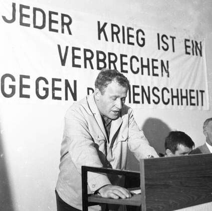 Antikriegstag 1965 und 1966 DEU, Deutschland, Dortmund: Der Antikriegstag von Gewerkschaften und anderen demokratischen Organisationen begangen wurde der Tag des Eintritts Hitlers am 1.9.1939 . Heute, wie hier in verschieden deutschen Staedten in den Jahren 1965-6 , verurteilen die Teilnehmer auch andere Kriege mit vielfaeltigen Aktionen.Max von der Grün am Rednerpult DEU, Germany, Dortmund: The anti-war day celebrated by trade unions and other democratic organizations was the day of Hitler s entry on 1.9.1939 . Today, as here in various German cities in 1965-6 , participants also condemn other wars with many actions. NRW *** The anti war day celebrated by trade unions and other democratic organizations was the day of Hitler s entry on 1