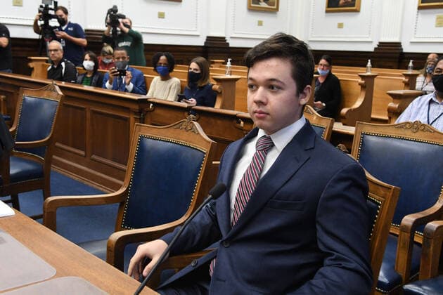 Bilder des Jahres 2021, News 10 Oktober October 5, 2021, Kenosha, Wisconsin, USA: KYLE RITTENHOUSE waits for the start of his motion hearing in Kenosha (Wisconsin) Circuit Court, in advance of his trial which is scheduled to begin November 1. Rittenhouse faces seven charges including one count each of 1st-Degree Intentional Homicide, 1-st Degree Reckless Homicide, and Attempted 1-st Degree Intentional Homicide. Rittenhouse, then 17, shot three people, two of them fatally during the unrest that followed the shooting of Jacob Blake seven times by a Kenosha police officer. Kenosha USA - ZUMAj33_ 20211005_new_j33_828 Copyright: xMarkxHertzbergx