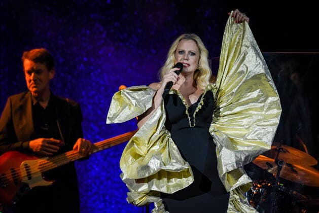 05.10.2021, xlakx, Entertaiment Musik, Barbara Schoeneberger - Alles Gute und so weiter Tour 2021 emspor, v.l. Barbara Schoeneberger mit Ihrer gemeinsamen Band auf der Buehne in der Verti Music Hall, Berlin Berlin