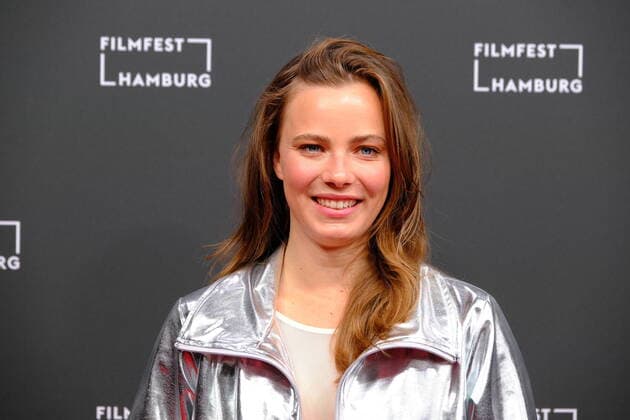 Filmfest Hamburg Saskia Rosendahl bei der Premiere vom Film Niemand ist bei den Kälbern, 29. Filmfest Hamburg, Roter Teppich im Cinemaxx Kino Dammtor, Hamburg 5.10.2021