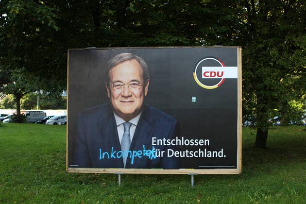 News Bilder des Tages Ein Wahlplakat des CDU-Kanzlerkandidaten Armin Laschet ist mit dem Schriftzug Inkompetenz verschandelt worden. Barmbek Hamburg *** An election poster of the CDU candidate for chancellor Armin Laschet has been defaced with the words incompetence Barmbek Hamburg
