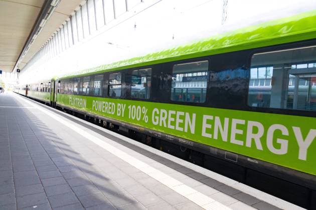 DEU, Deutschland, Nordrhein-Westfalen, Münster, 04.10.2021: Münster Hauptbahnhof. Flixtrain Zug der Linie FX20 Köln - Hamburg im Hauptbahnhof von Münster. Betreiber der Linie ist die IGE (Internationale Gesellschaft für Eisenbahnverkehr). *** DEU, Germany, North Rhine-Westphalia, Münster, 04 10 2021 Münster main station Flixtrain train of the line FX20 Cologne Hamburg in Münster main station Operator of the line is IGE Internationale Gesellschaft für Eisenbahnverkehr
