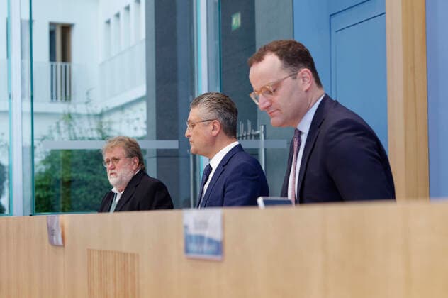 Gegen Corona und Grippe impfen 2021-10-06, Deutschland, Berlin - Bundespressekonferenz: Der Bundesgesundheitsminister, Prof. Dr. Lothar H. Wieler, Präsident des Robert Koch-Instituts, und der Vorsitzende der Ständigen Impfkommission (STIKO) informieren zum Stand der Corona-Bekämpfung und zu den Grippeschutzimpfungen.