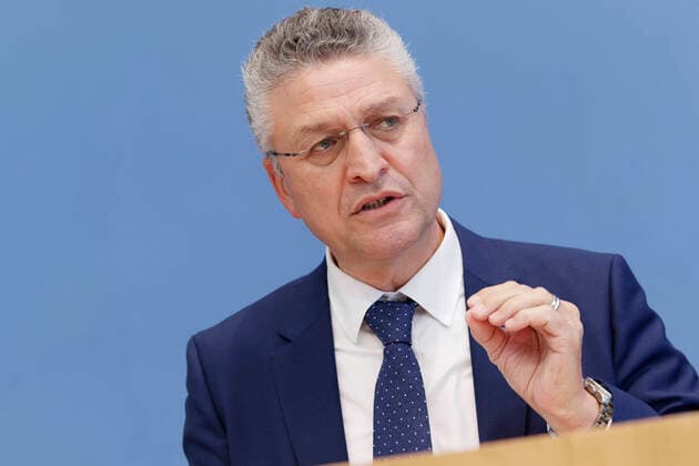 Gegen Corona und Grippe impfen 2021-10-06, Deutschland, Berlin - Bundespressekonferenz: Der Bundesgesundheitsminister, Prof. Dr. Lothar H. Wieler, Präsident des Robert Koch-Instituts, und der Vorsitzende der Ständigen Impfkommission (STIKO) informieren zum Stand der Corona-Bekämpfung und zu den Grippeschutzimpfungen.