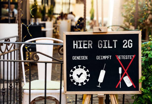 06 October 2021: 2G rule applies here, access for Tested Vaccinated or Convalescent Covid Coronavirus Pandemic rule for clubs, restaurants or bars, 2G rule on a board in front of the establishment, unvaccinated usually have no access *** Hier gilt 2G - Regel, Zugang für Getestet Geimpft oder Genesen Covid Coronavirus Pandemie Regel für Clubs, Restaurants oder Bars, 2G-Regel auf einer Tafel vor dem Lokal, Ungeimpfte haben meist keinen Zutritt XFOTOMONTAGEX